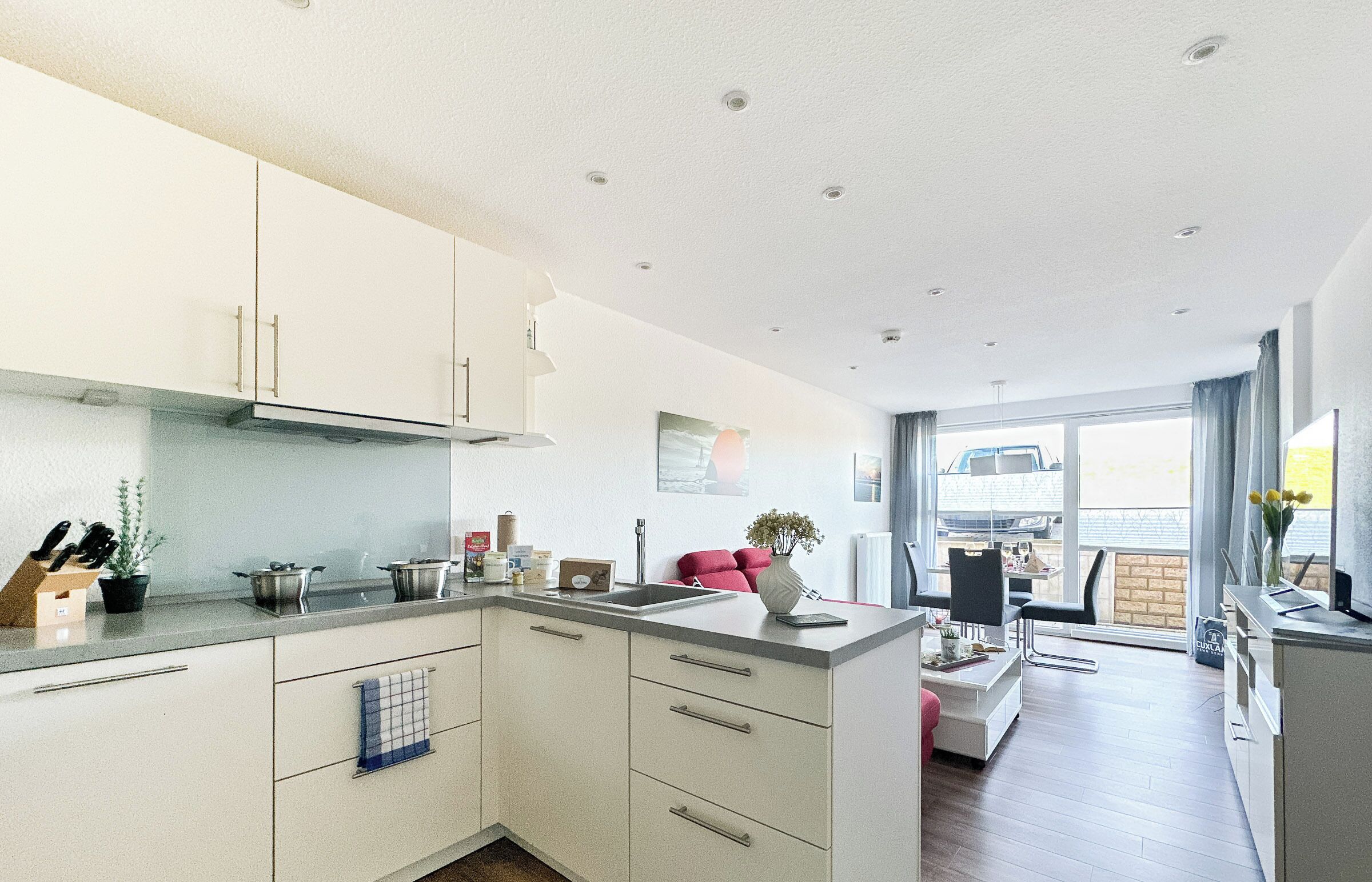 冷蔵庫、電子レンジ、オーブン、コンロ