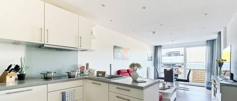 冷蔵庫、電子レンジ、オーブン、コンロ