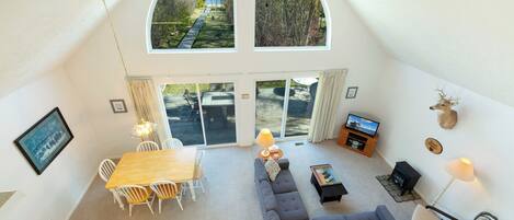 Televisión y chimenea