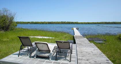 Little Traverse Lake Chalet, 2 person kayak and row boat