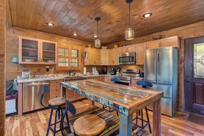 Fridge, microwave, oven, stovetop - Black Bear Cabin. Luxury with a Beautiful touch of Rustic. (Gatlinburg)
