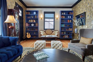 TV, fireplace, books - The Silver Rose - Luxury Home, Skiing Close! (Leadville)