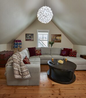 Een televisie, een open haard en boeken