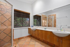 Shower, jetted tub, hair dryer, towels - Great views in quiet cul de sac, Point Lookout (Point Lookout)