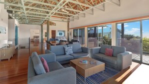Un vaste espace de vie doté d’un haut plafond et de grandes fenêtres, un coin repas et un balcon offrant une vue imprenable.