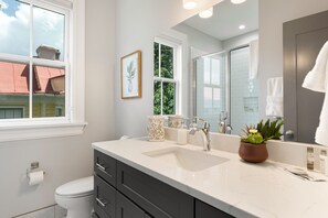 Een haardroger, handdoeken, shampoo, toiletpapier