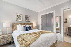 8 slaapkamers, een bureau, een strijkplank/strijkijzer, reisbedje