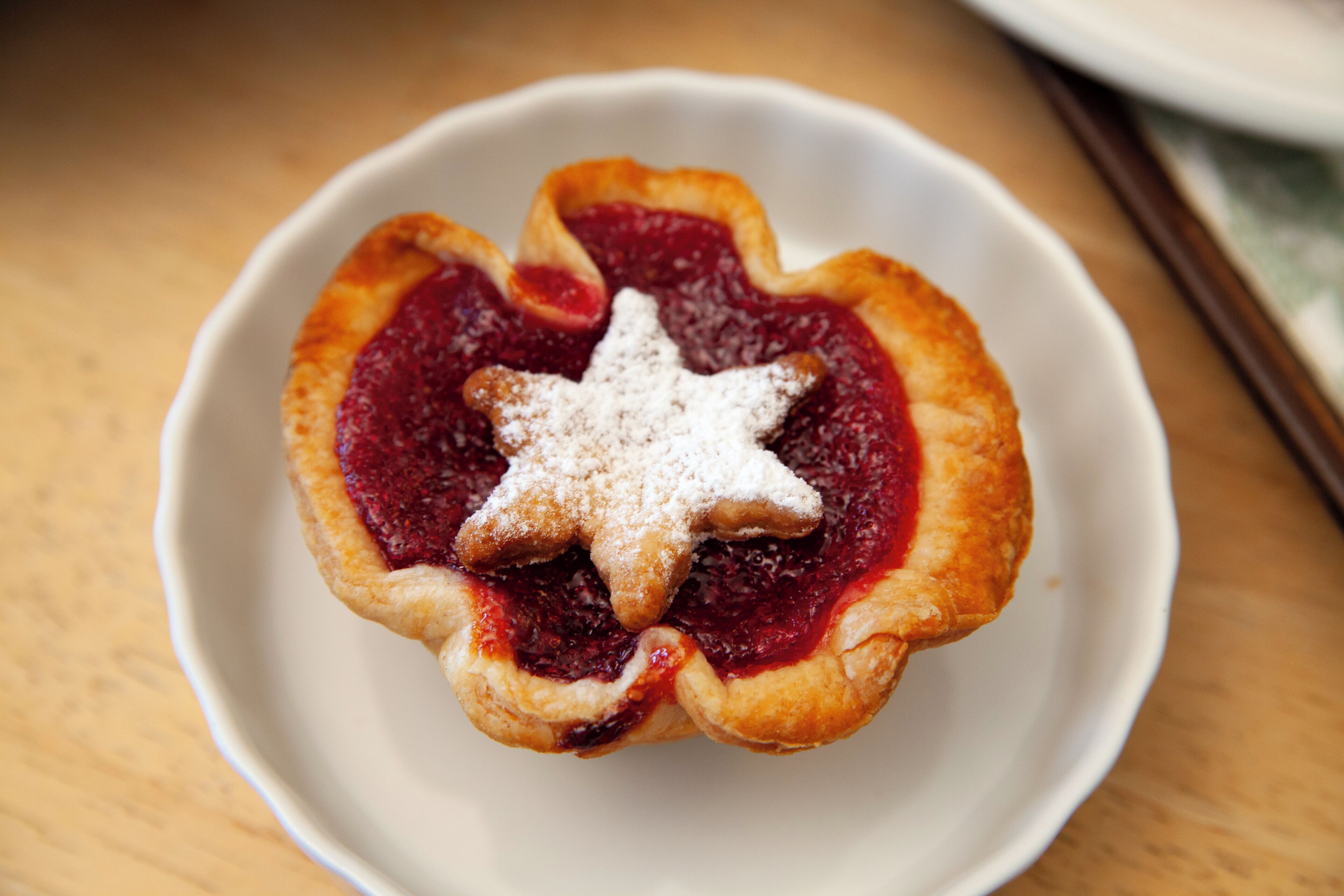 Un dessert servi dans un bol blanc.