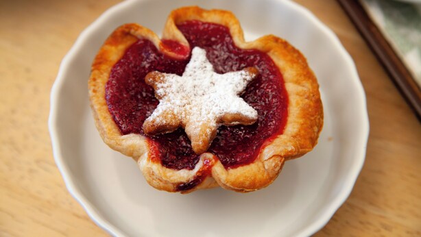 A dessert in a white bowl. - Nature Getaway, Menu breakfast served in your room (Cedar)
