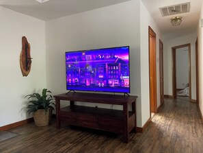 Interior - Hip Hornsby House-central location w/ garage (Folsom)