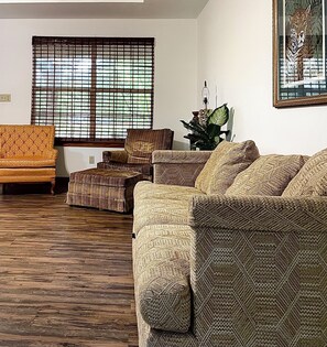 Living area - Hip Hornsby House-central location w/ garage (Folsom)