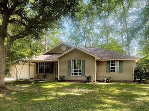 Exterior - Hip Hornsby House-central location, fenced lg. yard, garage, patio (Covington)