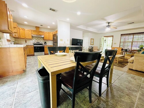 Hip Hornsby House-central location, fenced lg. yard, garage, patio