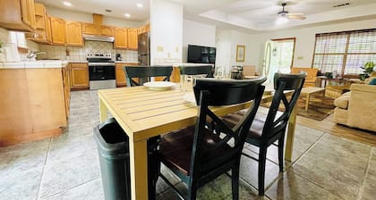 Hip Hornsby House-central location, fenced lg. yard, garage, patio