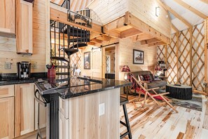 Jääkaappi, mikroaaltouuni, astianpesukone, kahvin-/teenkeitin