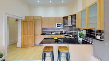 Una televisión de pantalla plana