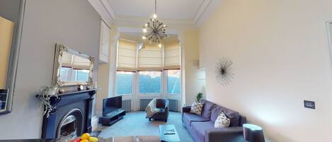 Business Apartment | Living area | Flat-screen TV