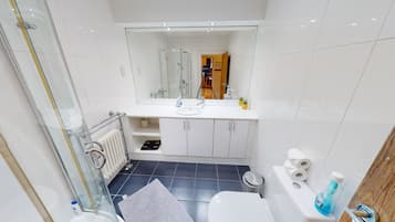 Apartemen Bisnis | Kamar mandi | Perlengkapan mandi gratis, handuk, sabun, dan sampo