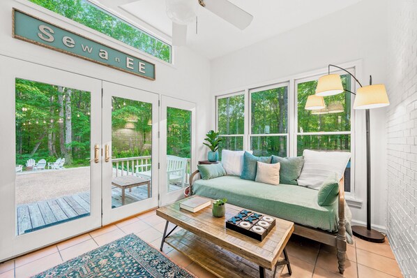 Smart TV, books, stereo, offices