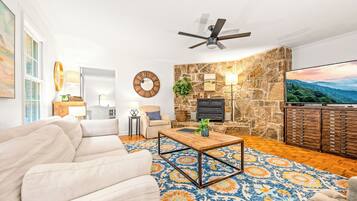 Smart-TV, bøker, stereoanlegg og kontorer