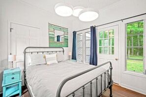 6 bedrooms, desk, iron/ironing board, travel cot