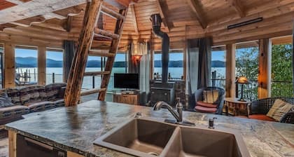 Lakeside Loft | Beautiful Waterfront Log Cabin