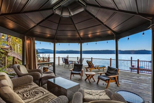 Lakeside Loft | Beautiful Waterfront Log Cabin