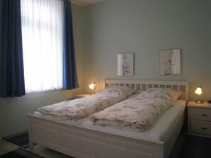 2 slaapkamers, een strijkplank/strijkijzer, reisbedje, gratis wifi