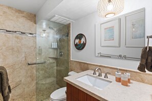 Chuveiro, secador de cabelo, toalhas de banho, sabonete