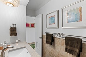 Dusche, Haartrockner, Handtücher, Seife