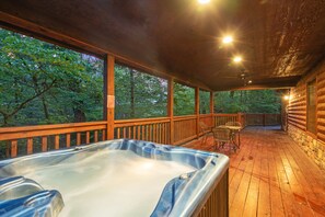 Terrace/patio - Trail's End: Sleeps 4, Creekside, Hot tub, Pet Friendly, Wi-Fi (Broken Bow)