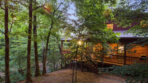 Trail's End: Sleeps 4, Creekside, Hot tub, Pet Friendly, Wi-Fi