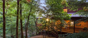 Trail's End: Sleeps 4, Creekside, Hot tub, Pet Friendly, Wi-Fi