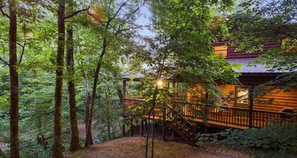 Trail's End: Sleeps 4, Creekside, Hot tub, Pet Friendly, Wi-Fi