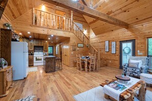 Smart TV, fireplace, DVD player - Trail's End: Sleeps 4, Creekside, Hot tub, Pet Friendly, Wi-Fi (Broken Bow)
