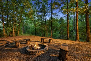 Property grounds - Trail's End: Sleeps 4, Creekside, Hot tub, Pet Friendly, Wi-Fi (Broken Bow)