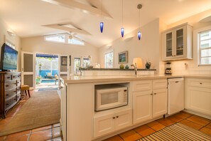 ثلاجة، ميكروويف، فرن، موقد طهي مسطح