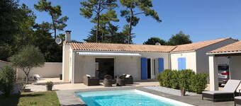 Large summer house with swimming pool, ideal for family and friends !