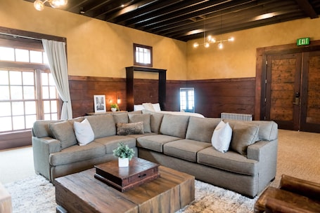 TV, Netflix, streaming services, music library. Depot Flat - Kitchenette, 2 Queen Murphy Beds, Large Sitting Area