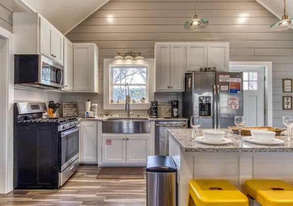 Fridge, dishwasher, griddle, ice maker