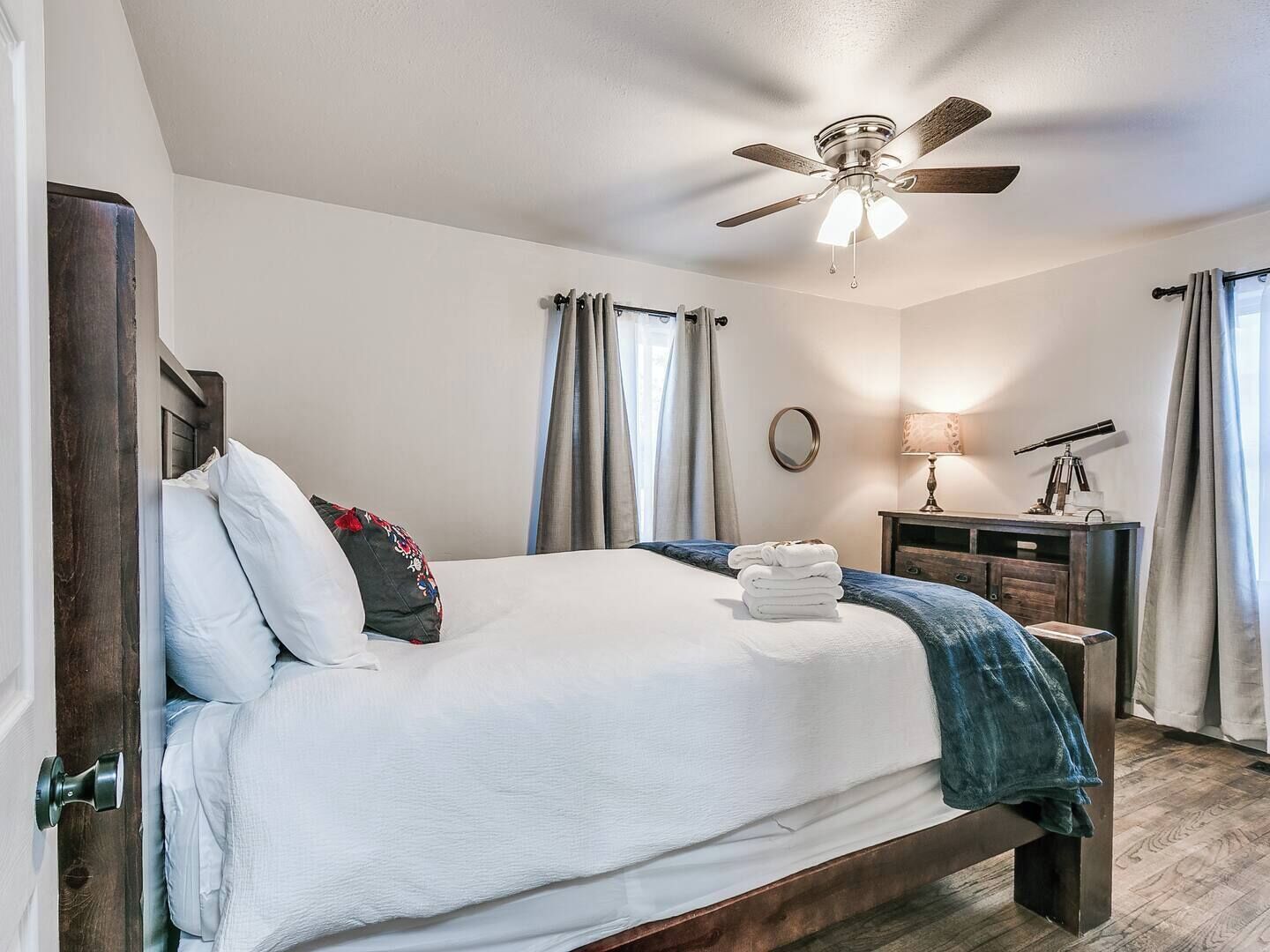 2 habitaciones, escritorio, tabla de planchar con plancha y wifi gratis 