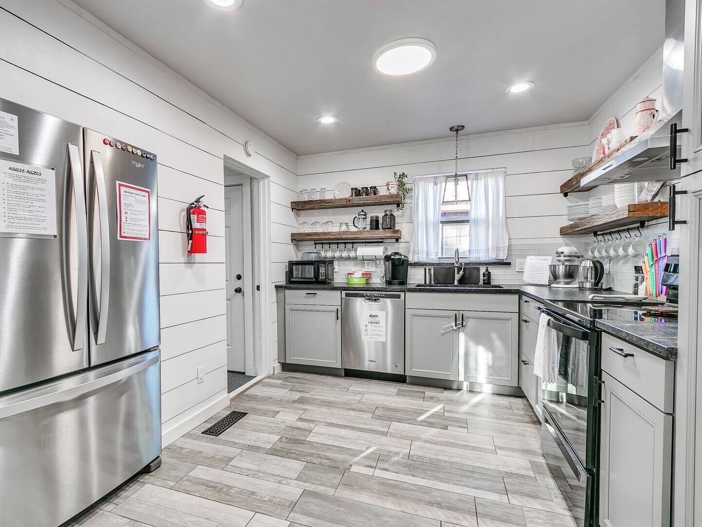 Jääkaappi, mikroaaltouuni, uuni, liesi