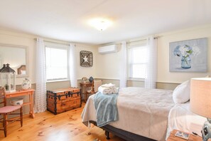 4 bedrooms, iron/ironing board, WiFi, bed sheets - Great Home with Game Space, 0.8 miles from Cooks Brook Beach! (Eastham)