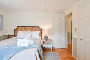 4 bedrooms, iron/ironing board, WiFi, bed sheets - Great Home with Game Space Close to Beach! (Eastham)