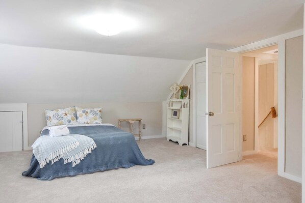 4 bedrooms, iron/ironing board, WiFi, bed sheets