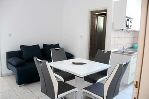 House | Living room | 30-inch TV with digital channels - 1 Bed Family Apartment in Srima (Vodice)