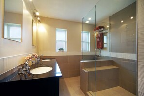 Dusche, Haartrockner, Handtücher, Seife