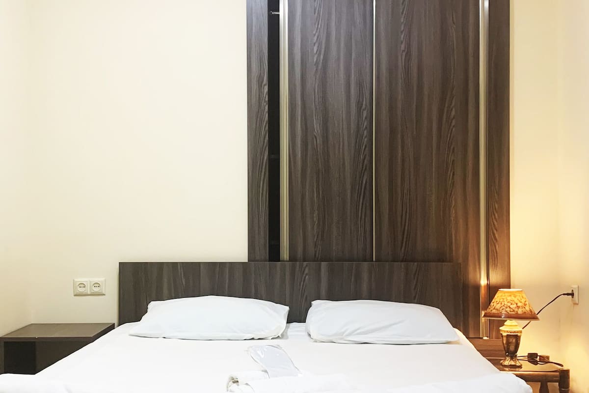 Estudio clásico | Ropa de cama de alta calidad y tabla de planchar con plancha