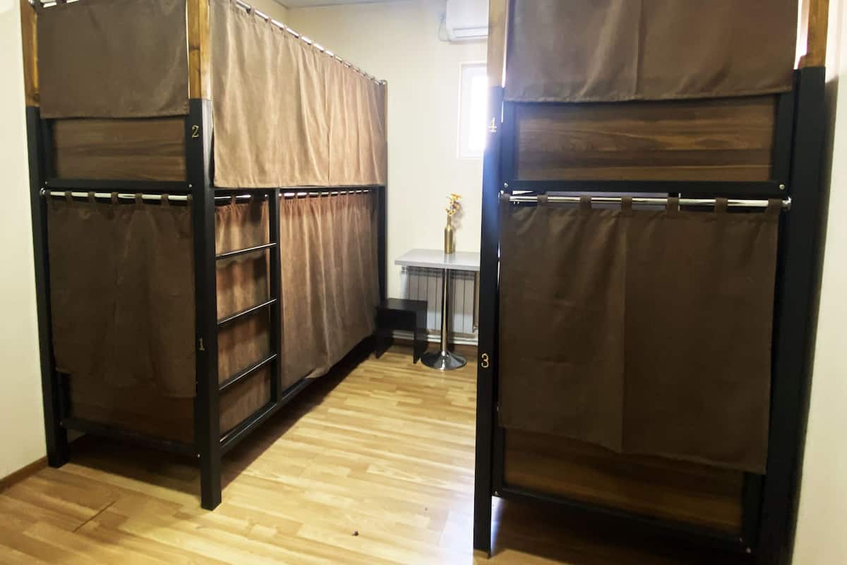Dormitorio compartido Confort | Ropa de cama de alta calidad y tabla de planchar con plancha