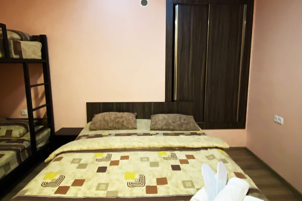 Estudio de lujo | Ropa de cama de alta calidad y tabla de planchar con plancha